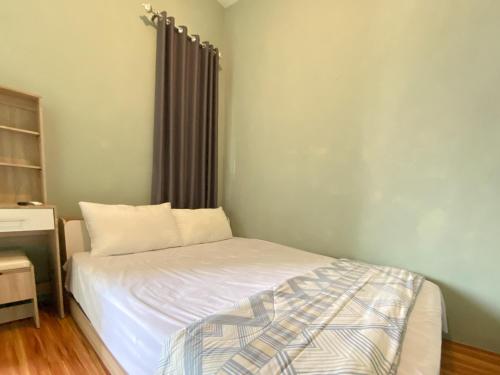 a small bedroom with a white bed and a window at Duta Elite Kostel Syariah near RSUD Caruban Redpartner in Madiun