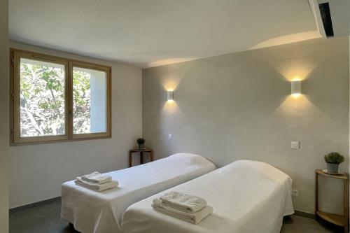 2 posti letto in camera con 2 asciugamani di Sète - Maison entière et jardin sur le Mont Saint Clair - vue mer et étang a Sète