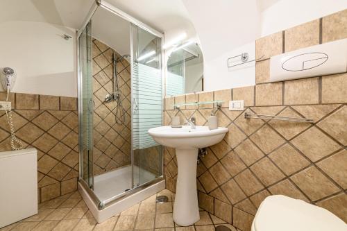 ein Bad mit einem Waschbecken und einer Dusche in der Unterkunft Via Nilo 30 in Neapel