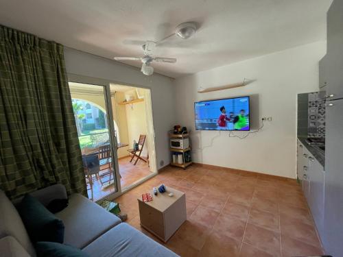 un salon avec un canapé et une télévision à écran plat dans l'établissement Résidence marine de bravone Accès plage, Piscine, à Linguizzetta