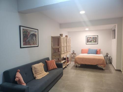 un soggiorno con un divano e un letto di Romantic Studio a Vila do Conde