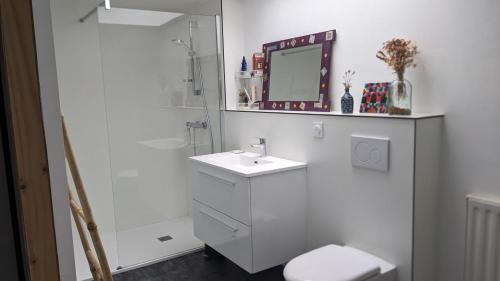 Bilik mandi di chambre d'hôte la Sourdrie