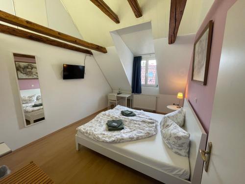 スパイヤーにあるHotel - Ristorante La Grottaのベッドと窓が備わる小さな客室です。