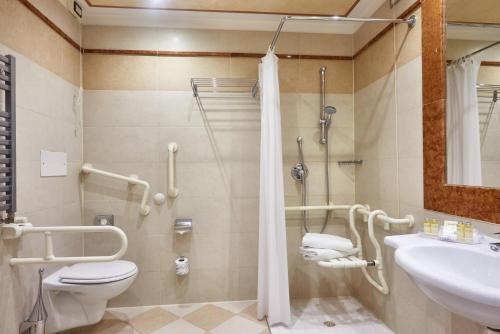 uma casa de banho com um WC, um lavatório e um chuveiro em Hotel Cruise em Lucino