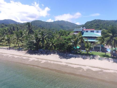 eine Luftansicht eines Resorts am Strand in der Unterkunft Badladz Beach and Dive Resort in Puerto Galera
