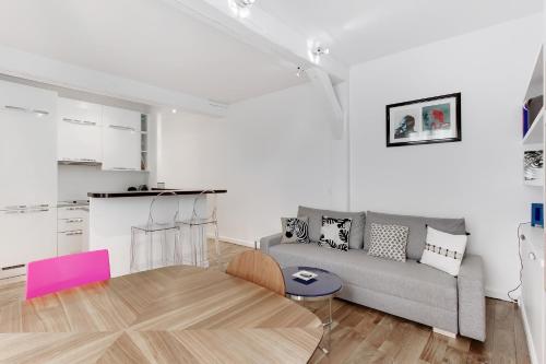 un salon avec un canapé et une table dans l'établissement Pick A Flat's Apartment in Saint Germain - Rue de Buci, à Paris