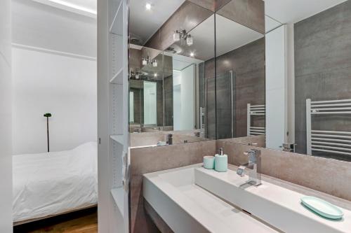 une salle de bain avec un lavabo et un miroir dans l'établissement Pick A Flat's Apartment in Saint Germain - Rue de Buci, à Paris