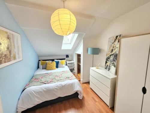 een slaapkamer met een bed en een kroonluchter bij Sensational Stay at South Bridge in Edinburgh
