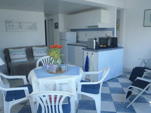 une cuisine avec une table et des chaises ainsi qu'une cuisine avec une table et des chaises dans l'établissement VILLA 3 PCES MEZ 42m2 + TERRASSE 11m2 REF 4054, à Le Castellas