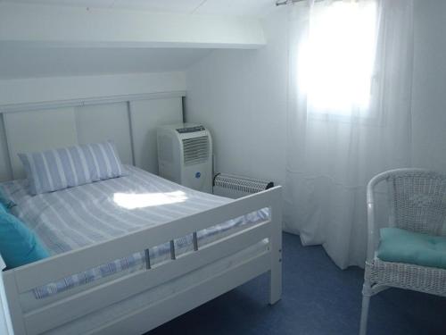 une chambre blanche avec un lit et une fenêtre dans l'établissement VILLA 3 PCES MEZ 42m2 + TERRASSE 11m2 REF 4054, à Le Castellas