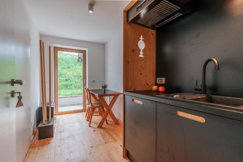 Kuchyň nebo kuchyňský kout v ubytování Eko Glamping Resort Krištof