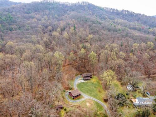 an aerial view of a house in the middle of a forest at Mountain Views, Hot Tub, Firepit, dog friendly, EV connector in Stanley