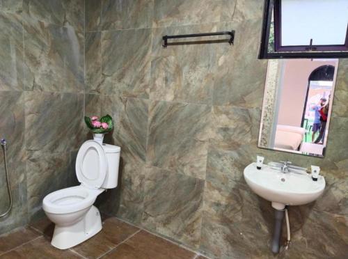 a bathroom with a toilet and a sink at Mamee Dome Villa Best Homestay in Kampong Alor Gajah