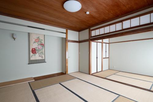 an empty room with a painting on the wall at Smart House Kominka in Atami