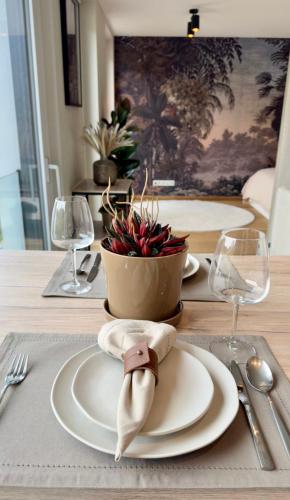 uma mesa com uma placa branca com uma planta sobre ela em Luxurious flat offering comfort and privacy in Martelange em Martelange