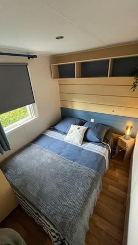 une petite chambre avec un lit et une fenêtre dans l'établissement Ma Baie home, à Noyelles-sur-Mer