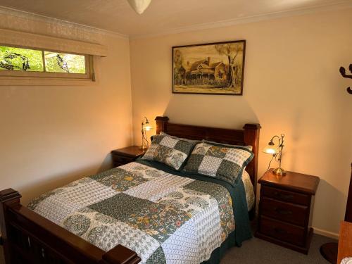 um quarto com uma cama e uma fotografia na parede em Lee Manor em Walhalla