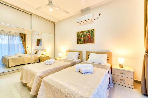 Ένα ή περισσότερα κρεβάτια σε δωμάτιο στο Villa Zante Ruby by Villa Plus
