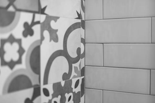 a black and white tiled wall in a bathroom at B&B Vico Suites in Vico nel Lazio
