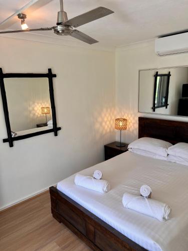 um quarto com uma cama com duas toalhas em Hamilton Island Poinciana 008 Ground Floor 2bedrooms Free Buggy em Hamilton Island