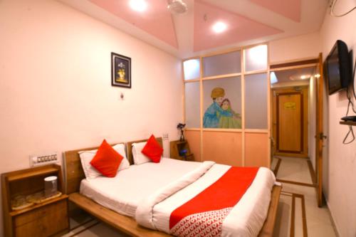 Cama o camas de una habitación en Hotel Vrundavan Residency