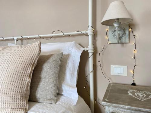 a bedroom with a bed with a lamp and a table at “Casa Amélie” in Grottaferrata
