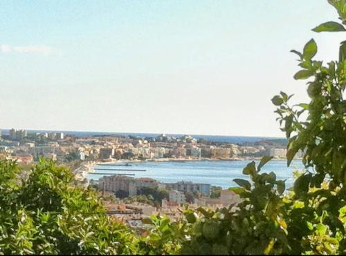 une vue sur une grande étendue d'eau dans l'établissement La Bastide, à Vallauris