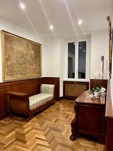 a living room with a couch and a painting on the wall at Domus Giovanna in Rome