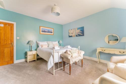 sypialnia z łóżkiem, stołem i krzesłami w obiekcie Daisy Cottage w mieście Windermere