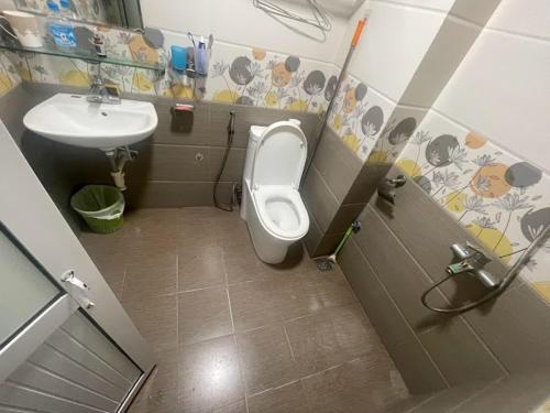 Nhà nghỉ Năm Thanh في هانوي: حمام مع مرحاض ومغسلة