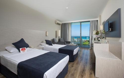 una camera d'albergo con due letti e vista sull'oceano di Washington Resort Hotel & Spa a Kızılağaç