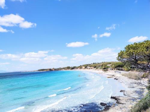 una playa con agua turquesa y cielo azul en Casa Azzurra, en Capitana