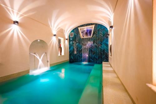 una piscina in una stanza con parete piastrellata di AMORE RENTALS - Villa Blu a Praiano