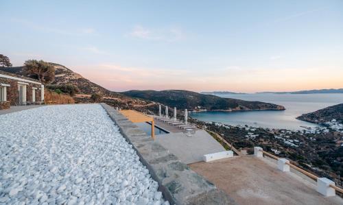 a view of the ocean from a house at Melianthos Villas in Vathi, Sifnos