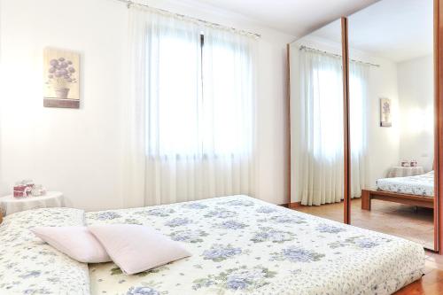 a bedroom with a bed and a window at I Sicomori - Seme di Carota - Glamping e appartamenti con piscina a Saturnia in Saturnia