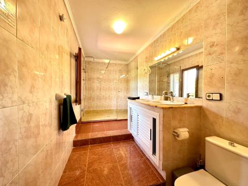 Bilik mandi di Villa By Playa Den Bossa & Ibiza Town 7min, Bbq