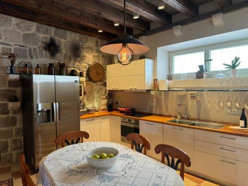 Una cocina o cocineta en Olea Apartments in a Historic 17th Century Palace Perast