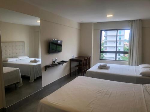 pokój hotelowy z 2 łóżkami i oknem w obiekcie Ilusion Flat -Natal w mieście Natal