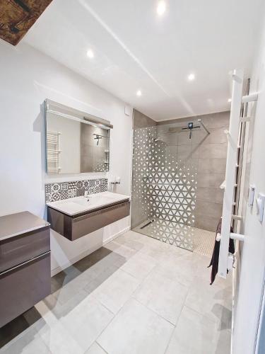 a bathroom with a tub and a sink and a shower at Ancienne Bergerie Rénovée , Proche des Lacs, Sentiers Pédestres in Comps-la-Grand-Ville