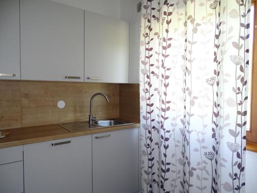 نيا في بيهاتش: مطبخ مزود بحوض ومغسلة وستارة دش