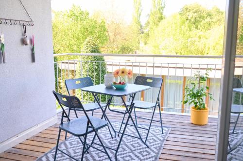 d'un balcon avec une table et des chaises. dans l'établissement Naturidyll am See, à Fußach