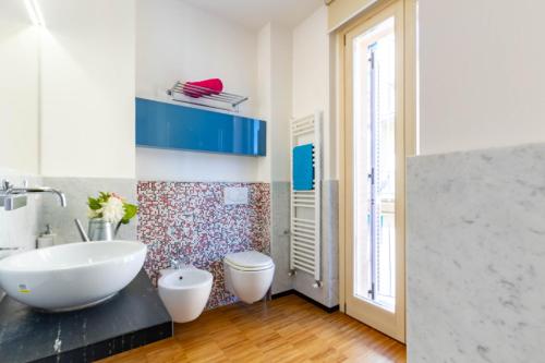 ein Bad mit einem Waschbecken und einem WC in der Unterkunft Appartamento Duplex Cairoli - MyHo Casa in Porto San Giorgio