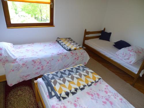 نيا في بيهاتش: غرفة بها سريرين ونافذة