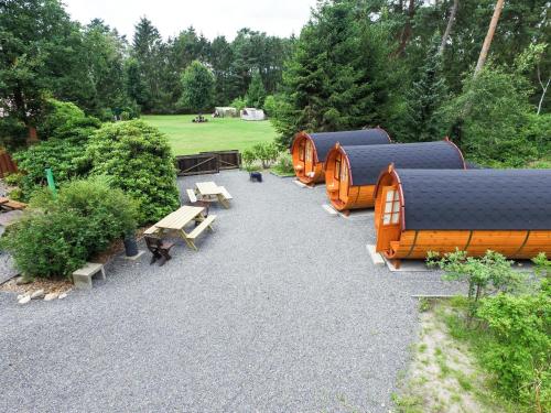 eine Gruppe kleiner Häuser mit Tischen und Bänken in der Unterkunft Ferienpark Auf dem Simpel - Schlaf-Fass 1 in Soltau