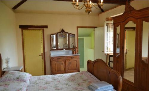 een slaapkamer met een bed, een wastafel en een spiegel bij pey sud gaua in Sistels
