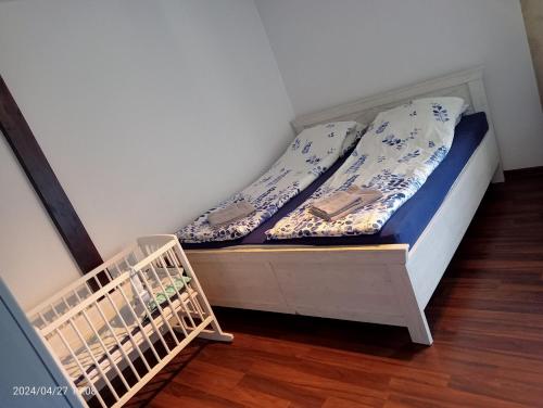 Una cama o camas en una habitación de Noclegi pod bukami
