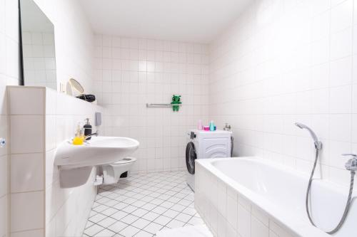 ein weißes Bad mit einem Waschbecken und einem WC in der Unterkunft 4k TV, Soundbar, Ausblick in Bad Dürrenberg