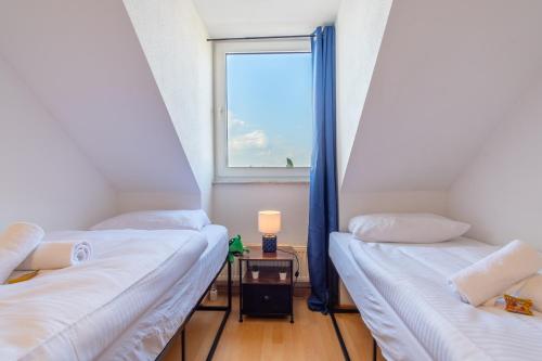2 camas en una habitación con ventana en 4k TV, Soundbar, Ausblick, en Bad Dürrenberg