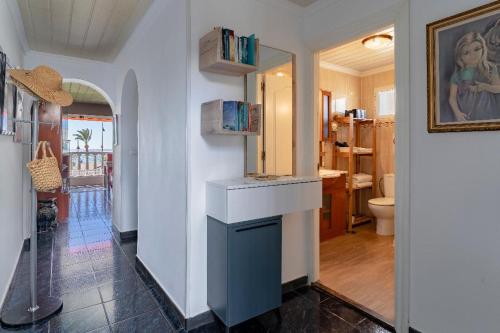 um quarto com um balcão e uma casa de banho com um lavatório em Torremolinos Playamar Primera Linea de Playa Urb. La Farola em Torremolinos