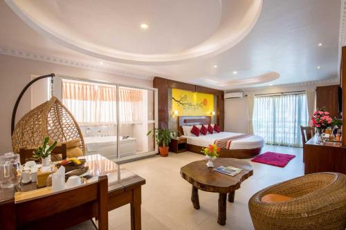 duży pokój z łóżkiem i stołem w obiekcie Kuti Resort & Spa w mieście Pokhara